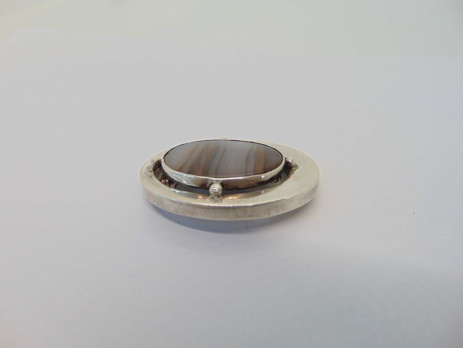 Brosa modernista din argint cu agat