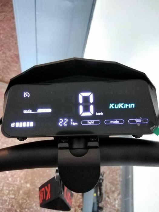 Trotinetă Kukirin de vânzare.