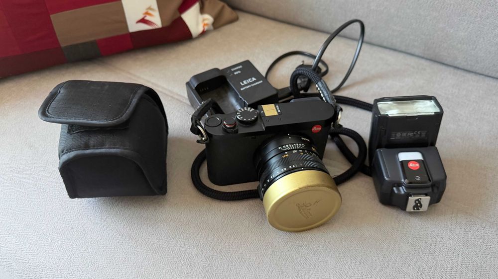 Leica Q3 in very good condition with Flash
