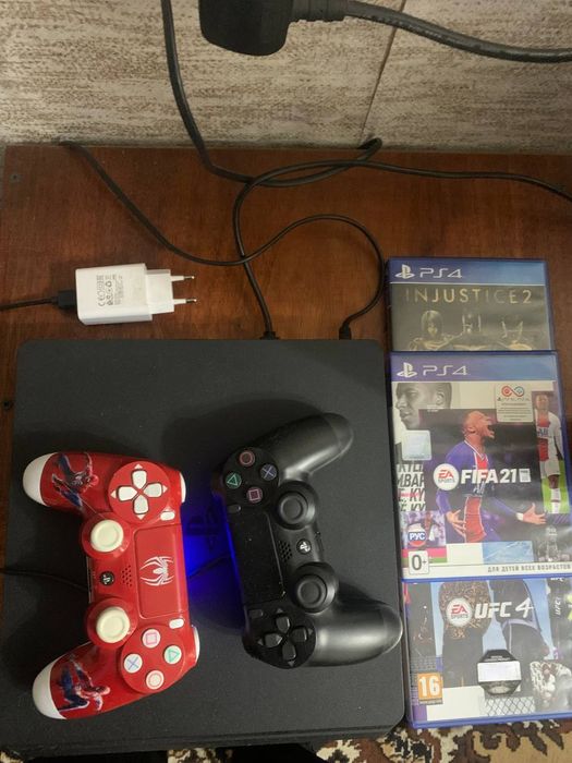 Продам PlayStation®4 в хорошем состоянии