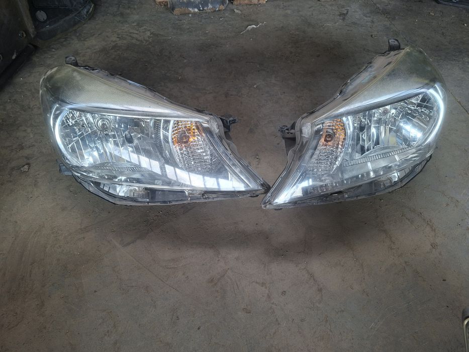 Faruri toyota yaris 2012