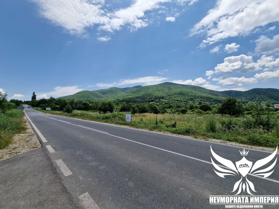 Продавам парцел УПИ 2350кв.м. на първа линия в с.Тополово