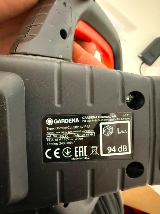 Foarfecă pentru gard viu cu acumulator Gardena ComfortCut 50/18V P4A Ready-To-Use Set