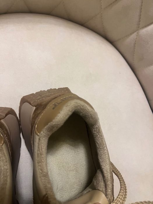 Женские кроссовки