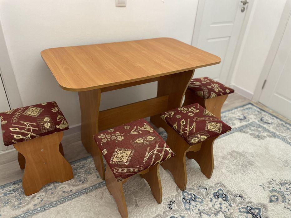 Стол и стулья 4 шт