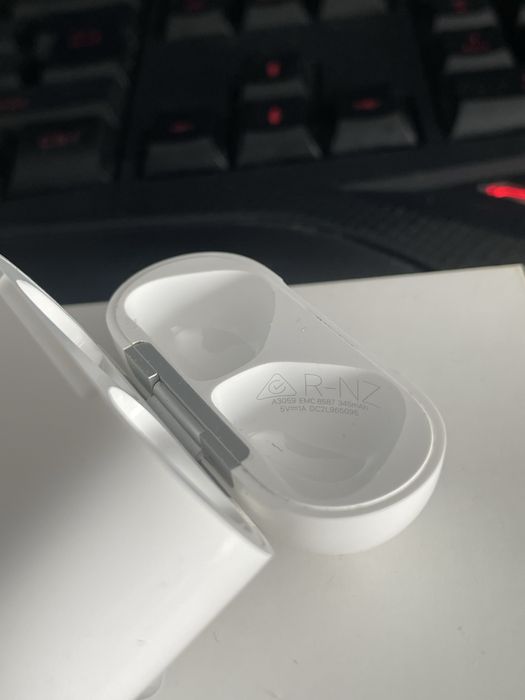 AirPods 4 active noise canceling