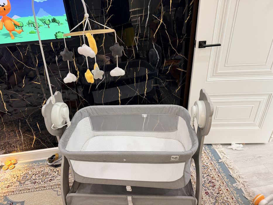 Детская люлька-манеж с маятником и мобилью