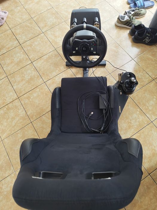 Scaun Gaming Playseat Evolution M Alcantara plus  Volan Logitech Drivi