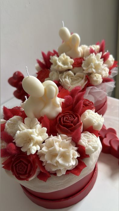 Свети Валентин-подарък,букет,соеви свещи