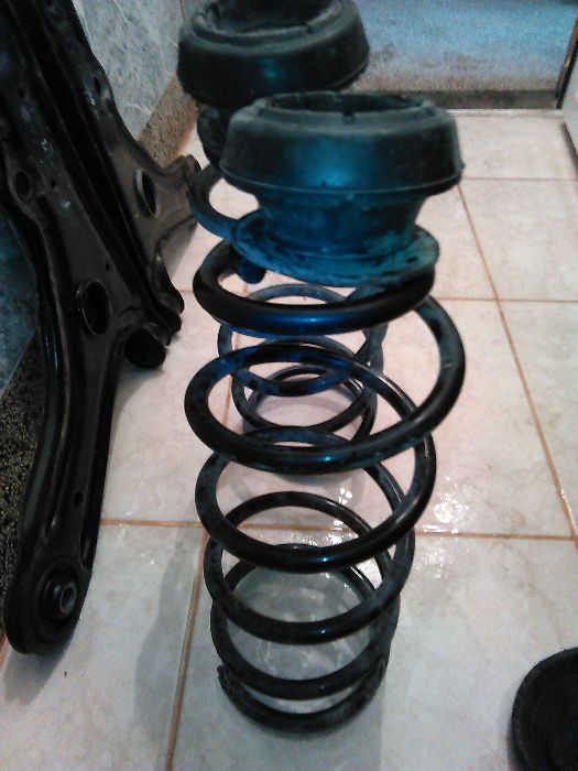 ПРЕДНИ Пружини за голф 2,3 ,джета,пасат и тампони макферсън-комплект