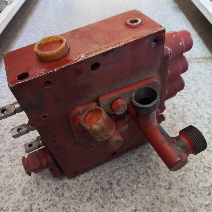 Гидрораспределитель левый для автогрейдера ДЗ-98