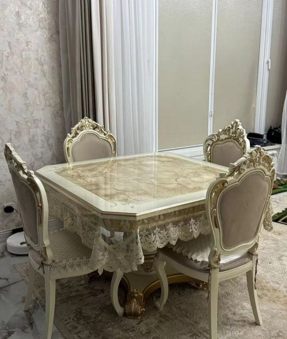 Гостиный стол со стульями