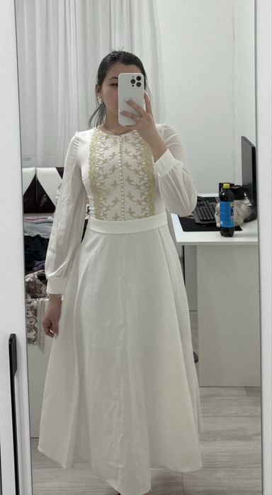 Белое платье с жилеткой