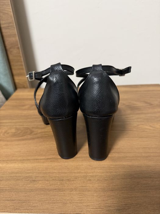 Черни сандали на висок ток