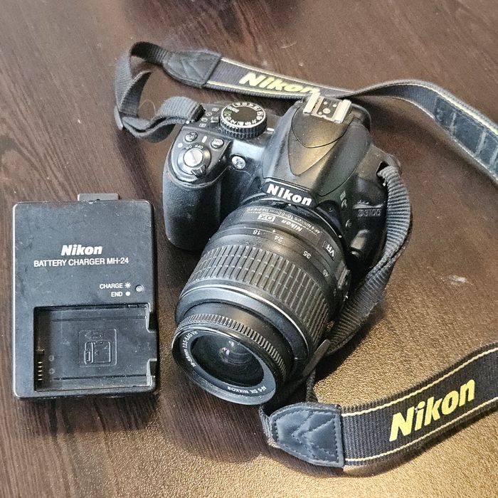 Nikon D3100 с обектив Nikon AF-S 18-55mm 1:3.5-5.6G VR