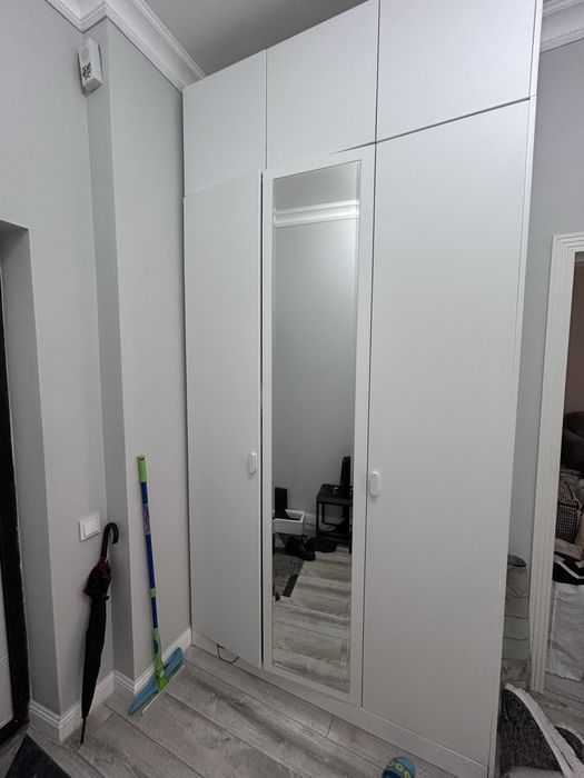 Шкаф с зеркалом для одежды