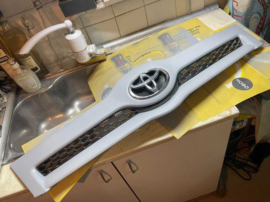 РЕШЕТКА  за  Тойота Корола Версо