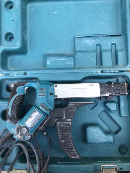 Mașină de inșurubat cu bandă Makita 6842