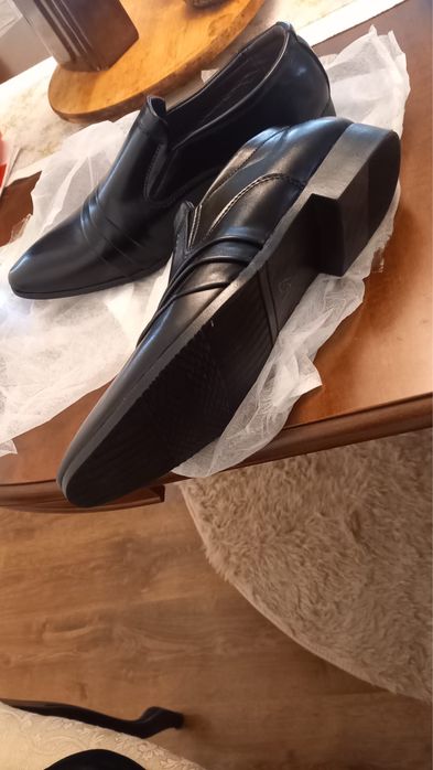 Vand pantofi de piele noi