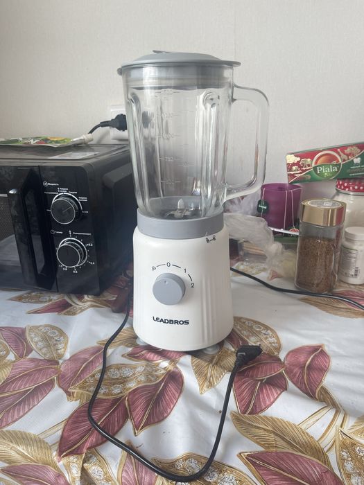 Блендер, стелянный мощный.