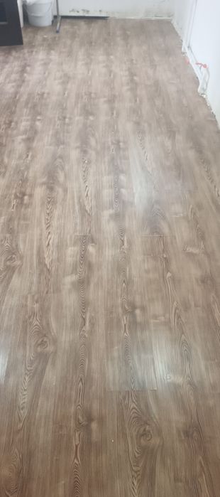 Ламинат продам в хорошем состоянии 50 квадратных метров 8 мм
