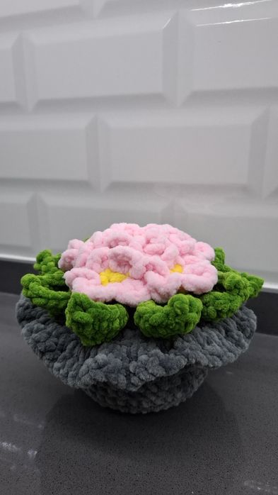 Ръчно плетена саксийка с цветя