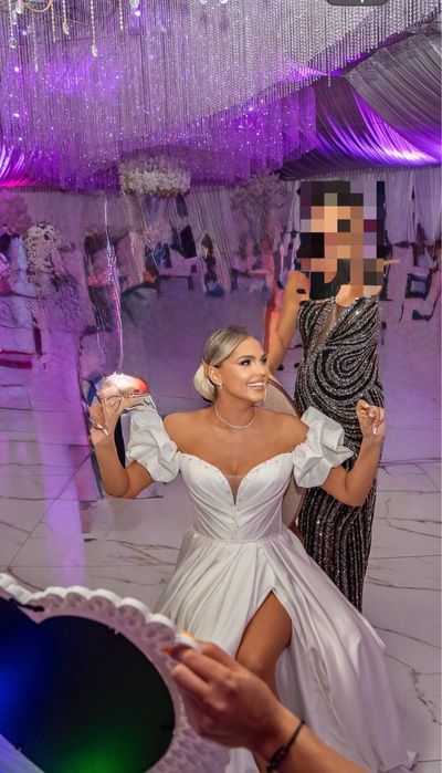 Rochie de mireasă stil prințesă, model cu mâneci bufante și crăpătură pe picior, stare impecabilă