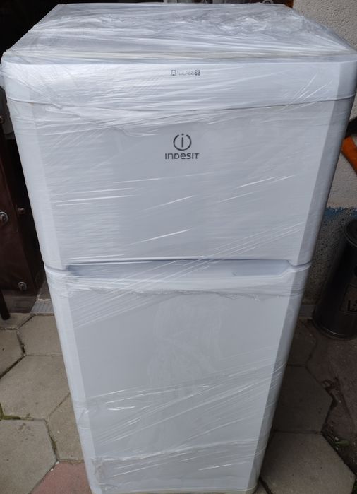 Продавам хладилник с камера indesit taan