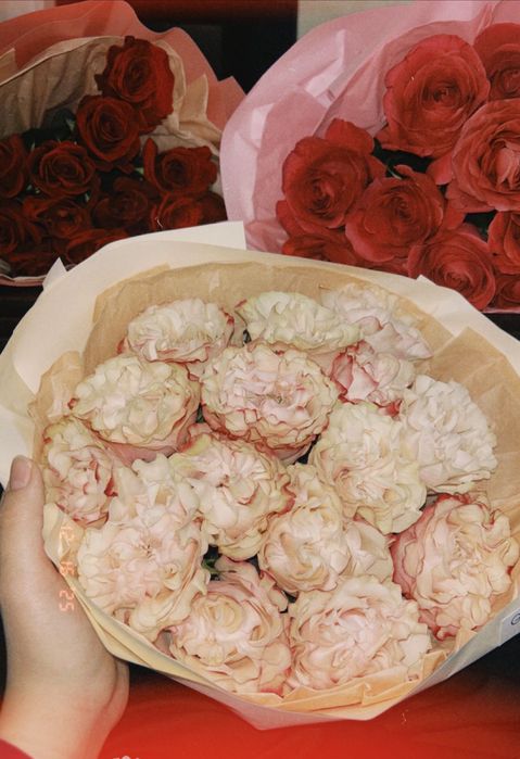 Букет 15 штук роз а именно  пионовидные,свежие,красивые