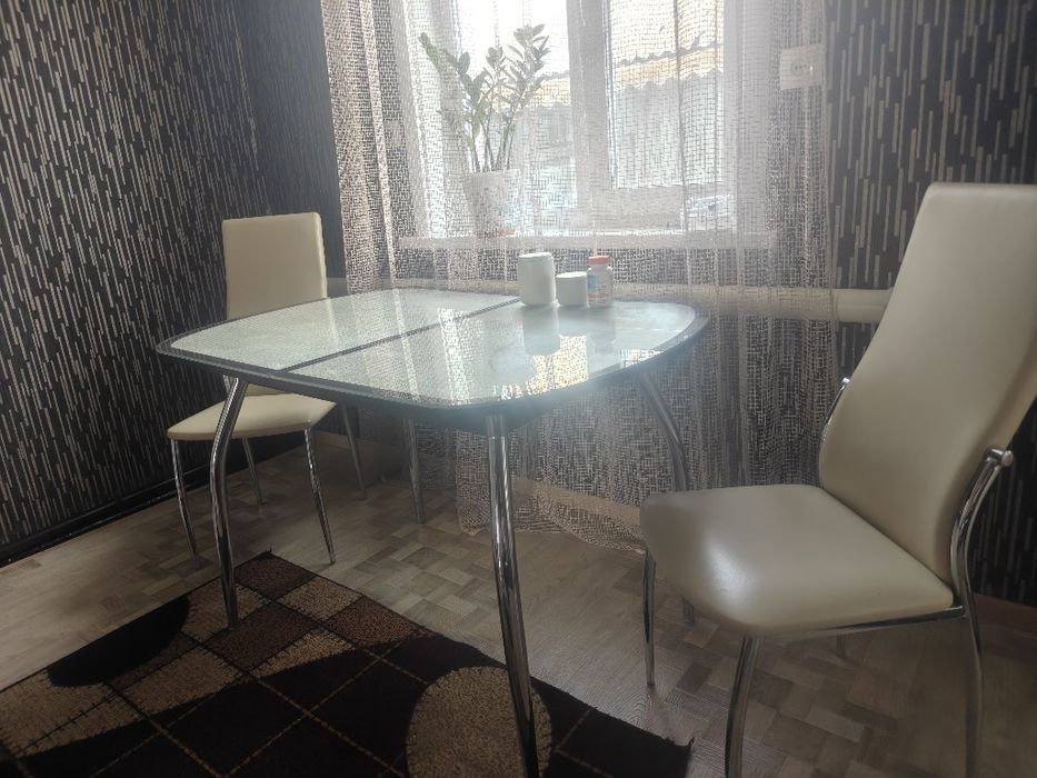 Стеклянный раздвижной стол