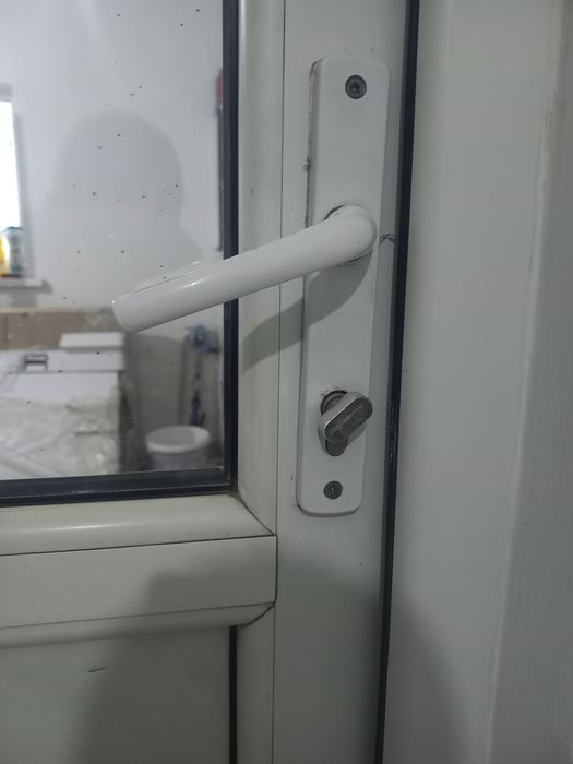 Продам дверь ручку клинить