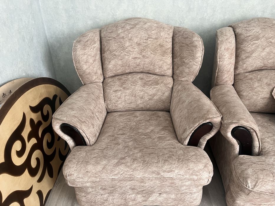 Диван вместе с креслом