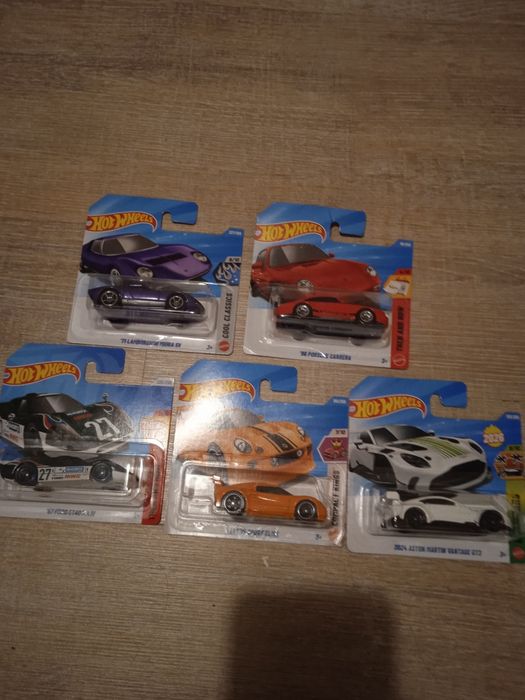 Продавам колички Hot wheels main line и silver series