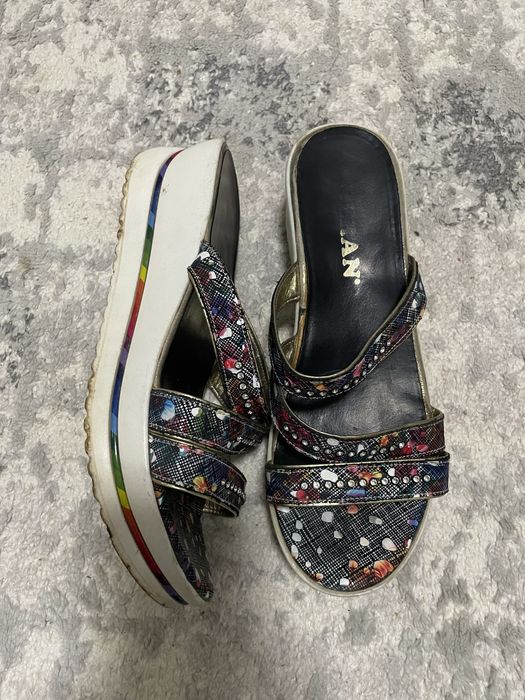 Шлепки со стразами