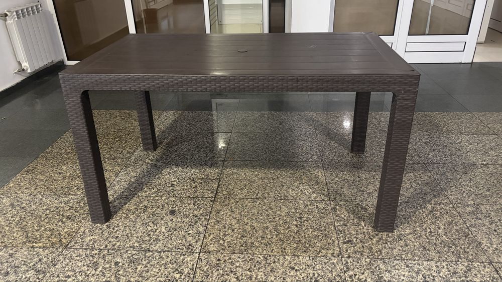 Градински комплект маса + 4 стола – 40 €