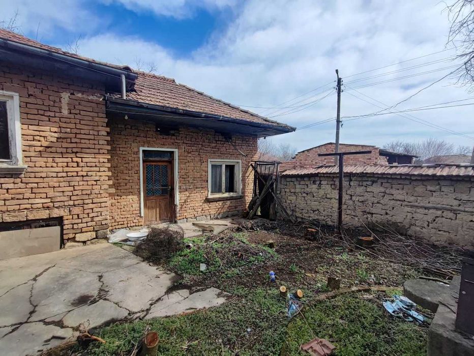 Къща с двор в с. Морава, общ. Свищов