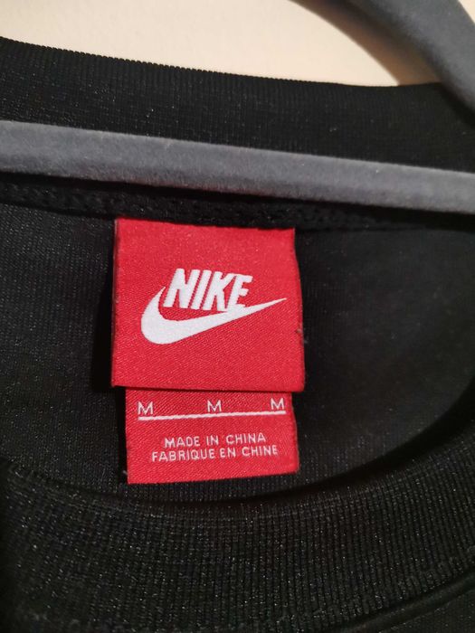 NIKE Sportswear Taped Longsleeve.