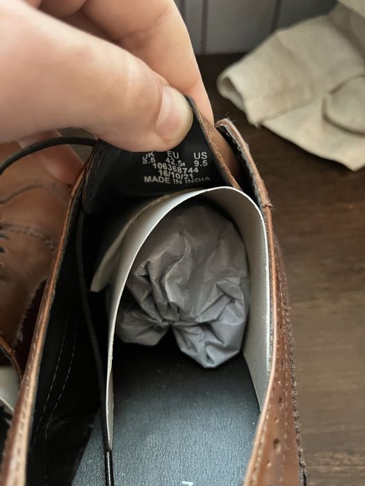 Продам новые туфли броги