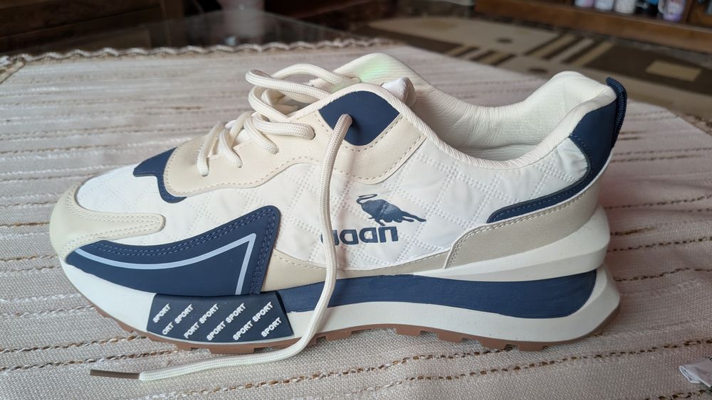 Vând adidași foarte frumosi