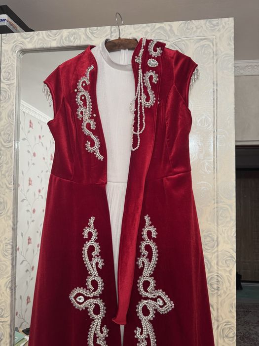 Продам платье с камзолом