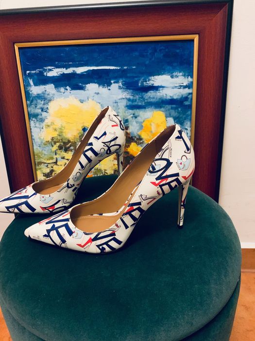 Pantofi KAZAR stiletto cu imprimeu alb-albastru, mărimea 37, toc 10 cm