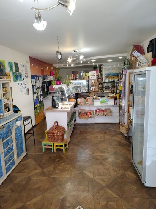 Продава се бизнес-кафе- магазин с топла точка за готова храна. На две нива по 35 кв. м.