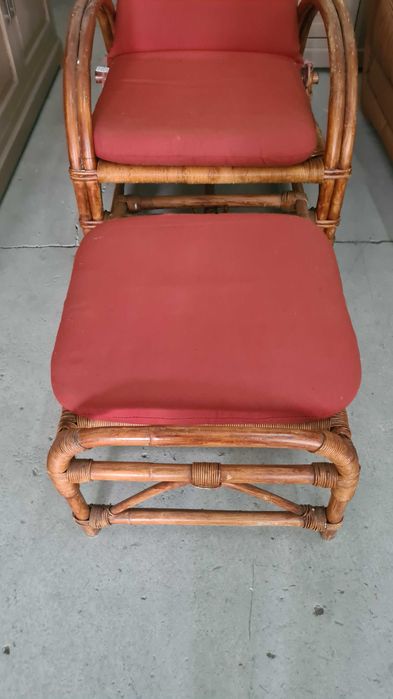 ратанов шезлонг стол с табуретка за крака