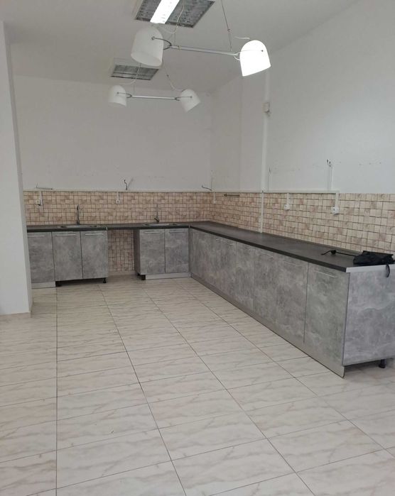 Търговски обект със статут на магазин близо до Мосю Бриколаж и София Тех Парк, 121м2, представителна сграда от 2010 г., богата функционалност