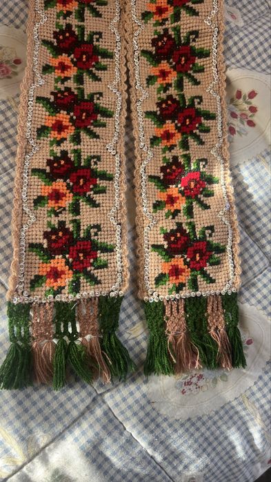 Petele cu mărgele cusute manual pentru cai