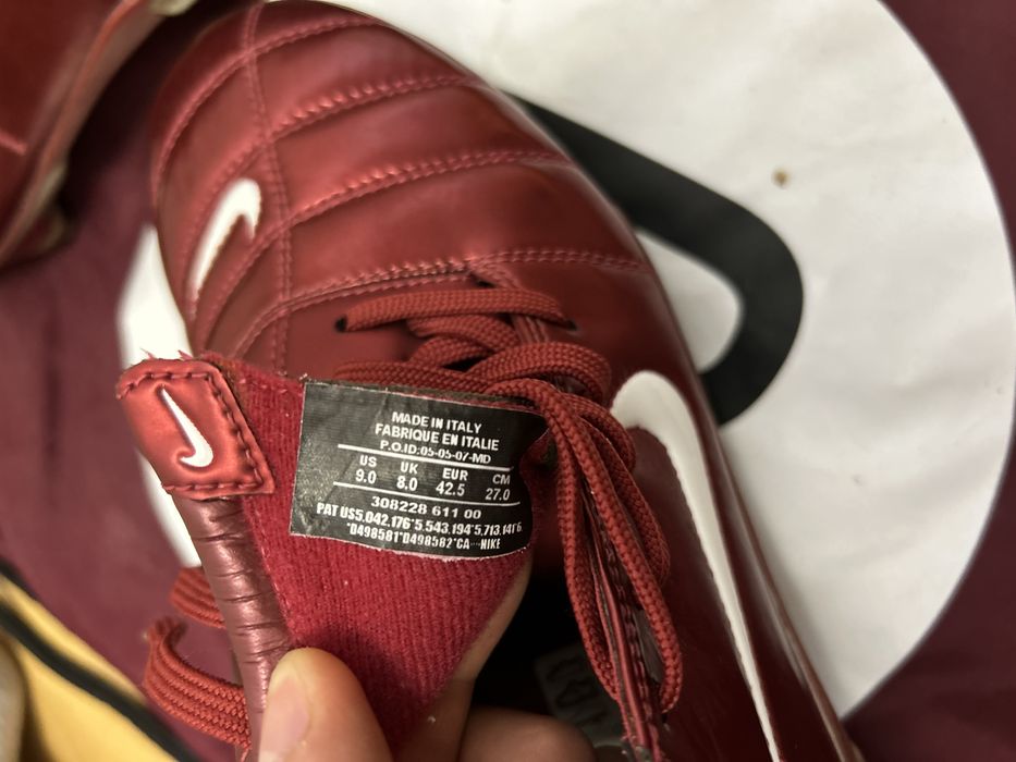 Ține-ți echilibrul pe stilul vechi ! Ghete fotbal nike zoom total 90 !