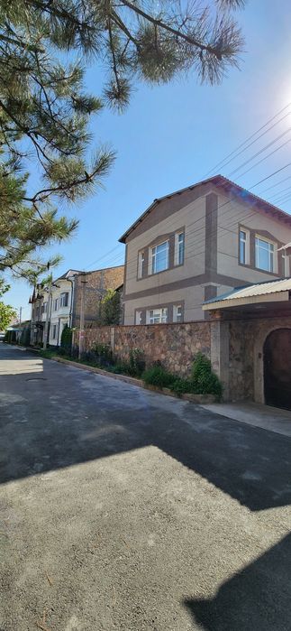 Продаётся большой 3-х этажный евродом. Со всеми удобствами