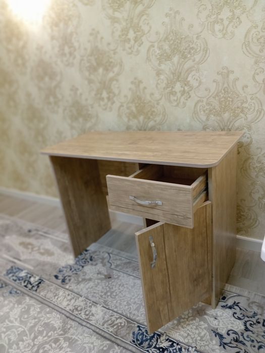 Письменный стол в стветло коричневом цвете