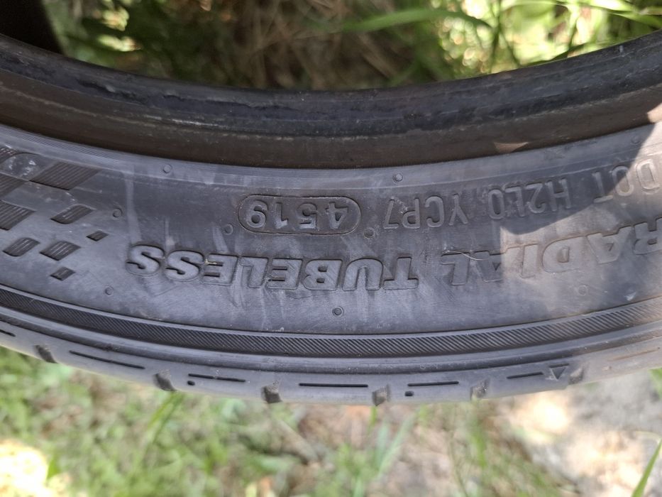 Продавам 2 броя Летни гуми 235/40/19 -96Y* ДОТ 4519*4,5 мм грайфер