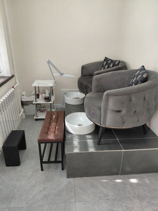 Сдам маникюрный стол в салоне.